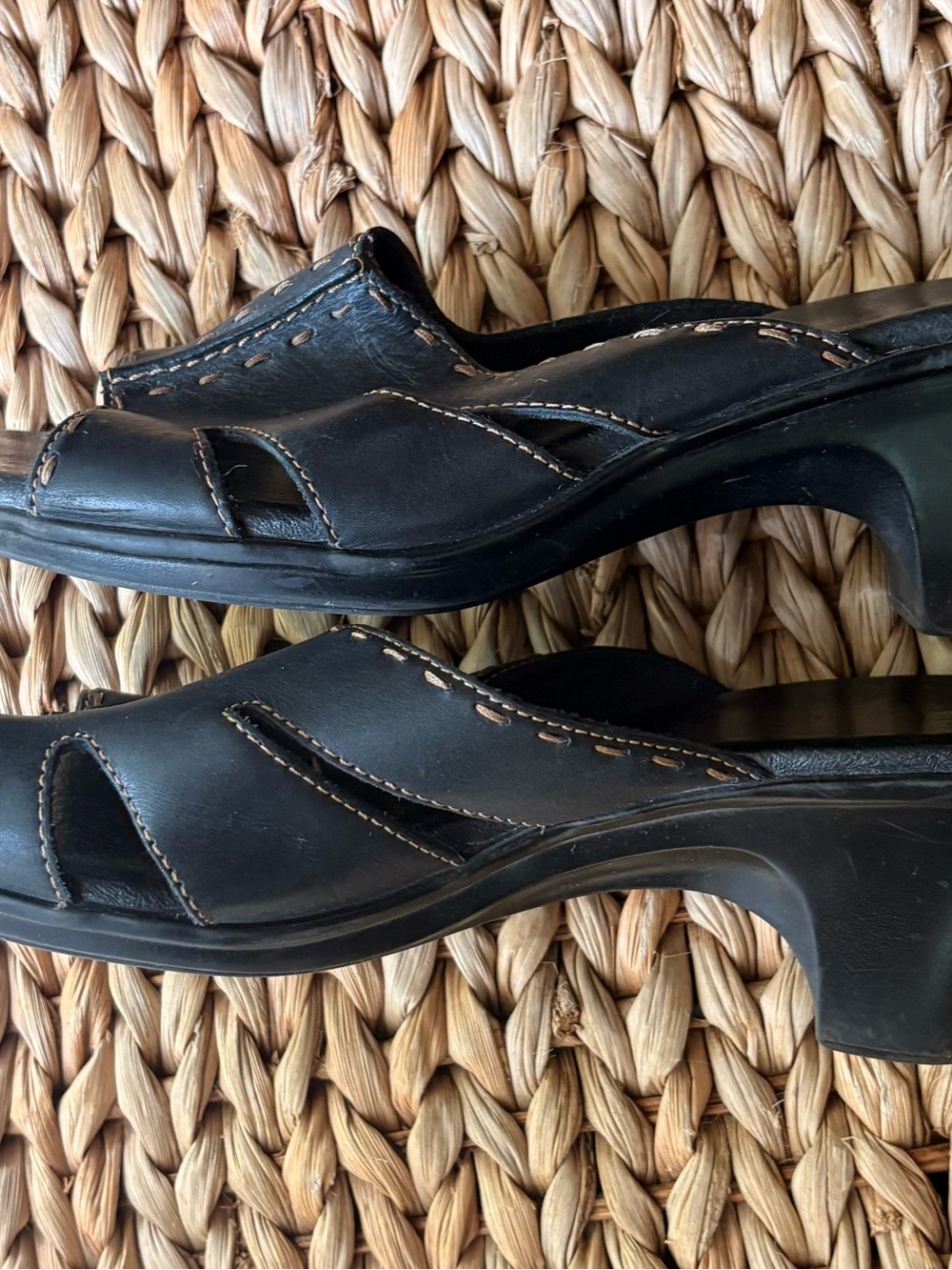Clarks Artisan Collection Women's Black Leather Sandals 9M EUC Contrast Stitch - Picture 9 of 10